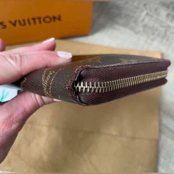 Louis Vuitton's iconic Zippy Organizer wallet in historic Monogram canvas - Picture 9 of 15